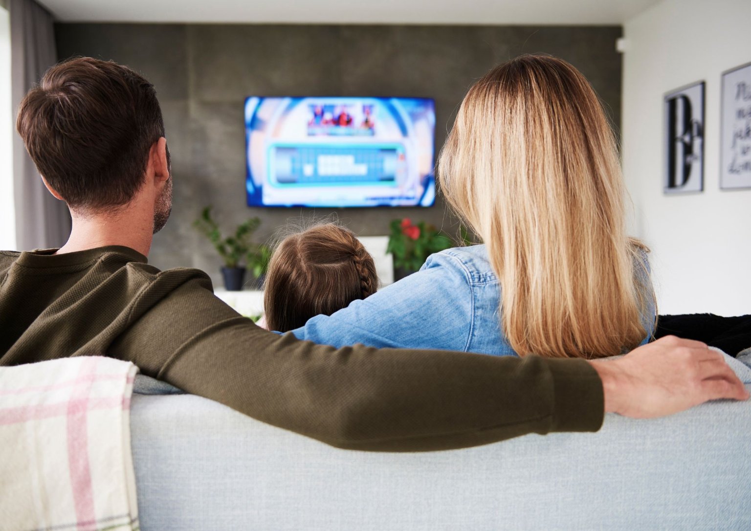 מיתוג מול מכירות: מה באמת משיגה פרסומת בערוץ 12?