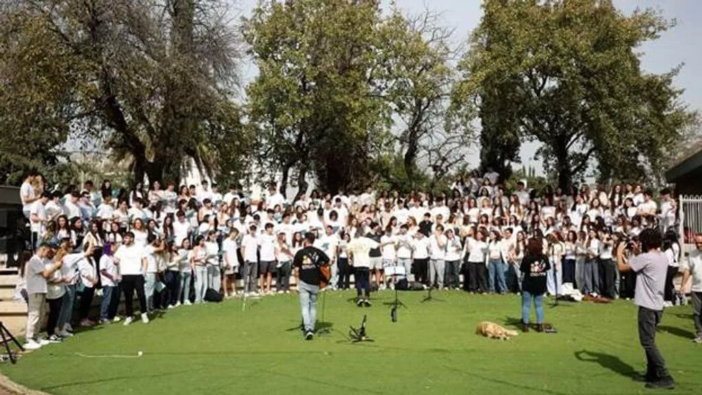 כשמקצוענות פוגשת רגש: הדרך להפוך קהל גדול לקול אחד