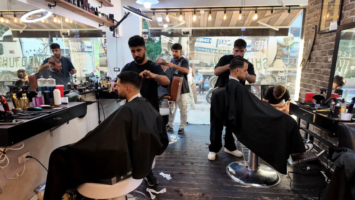 מדריך מלא: איך לבנות שגרת טיפוח שיער וזקן לגבר הישראלי ב-2026 (בבית כמו בברברשופ)