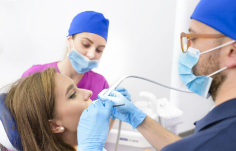 חושפים שיניים כלואות