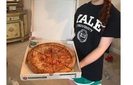 צעירה התקבלה לאוניברסיטת ייל בעזרת עבודה בנושא הזמנת פיצה